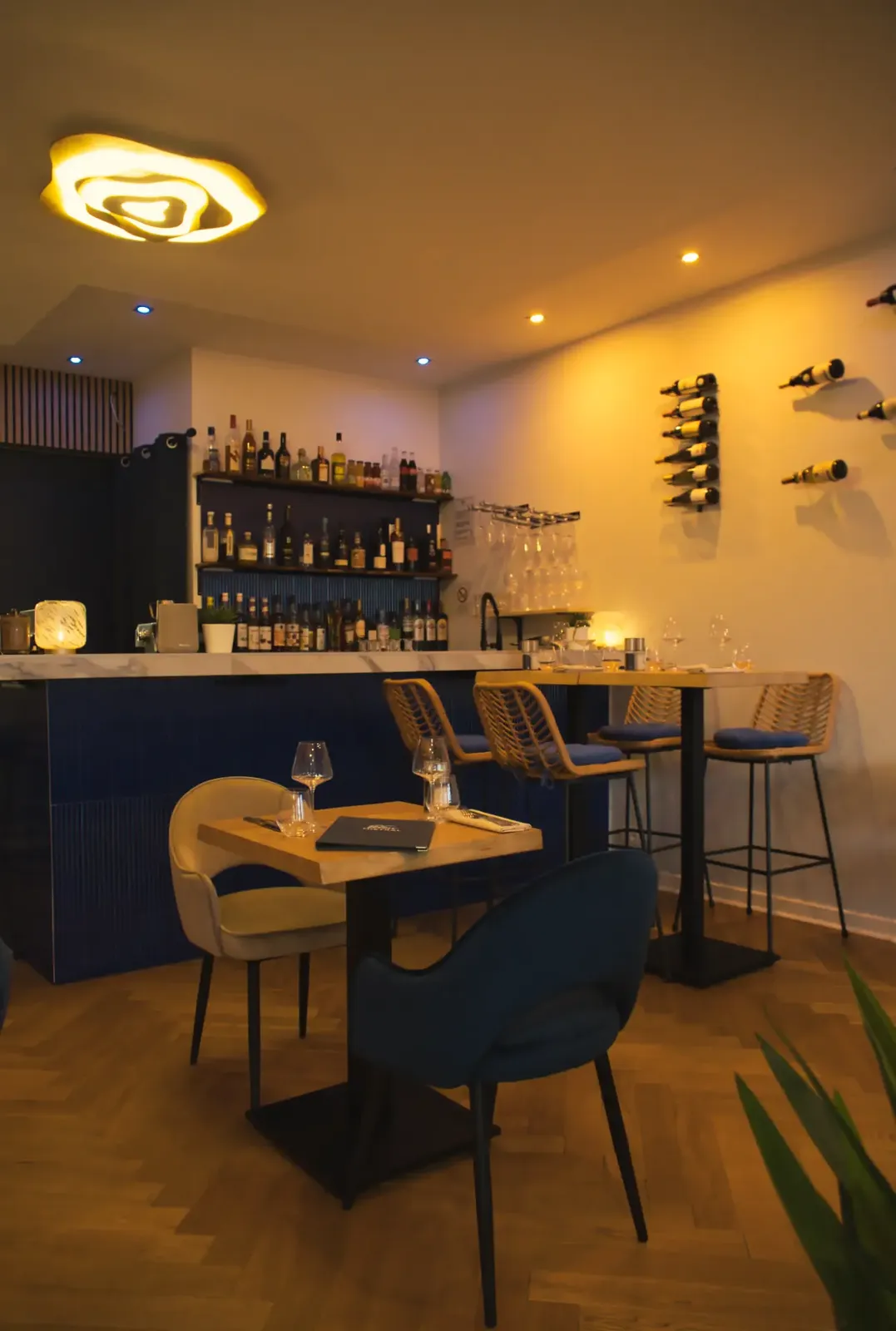 La salle et le bar de Bleu Mistral en soirée
